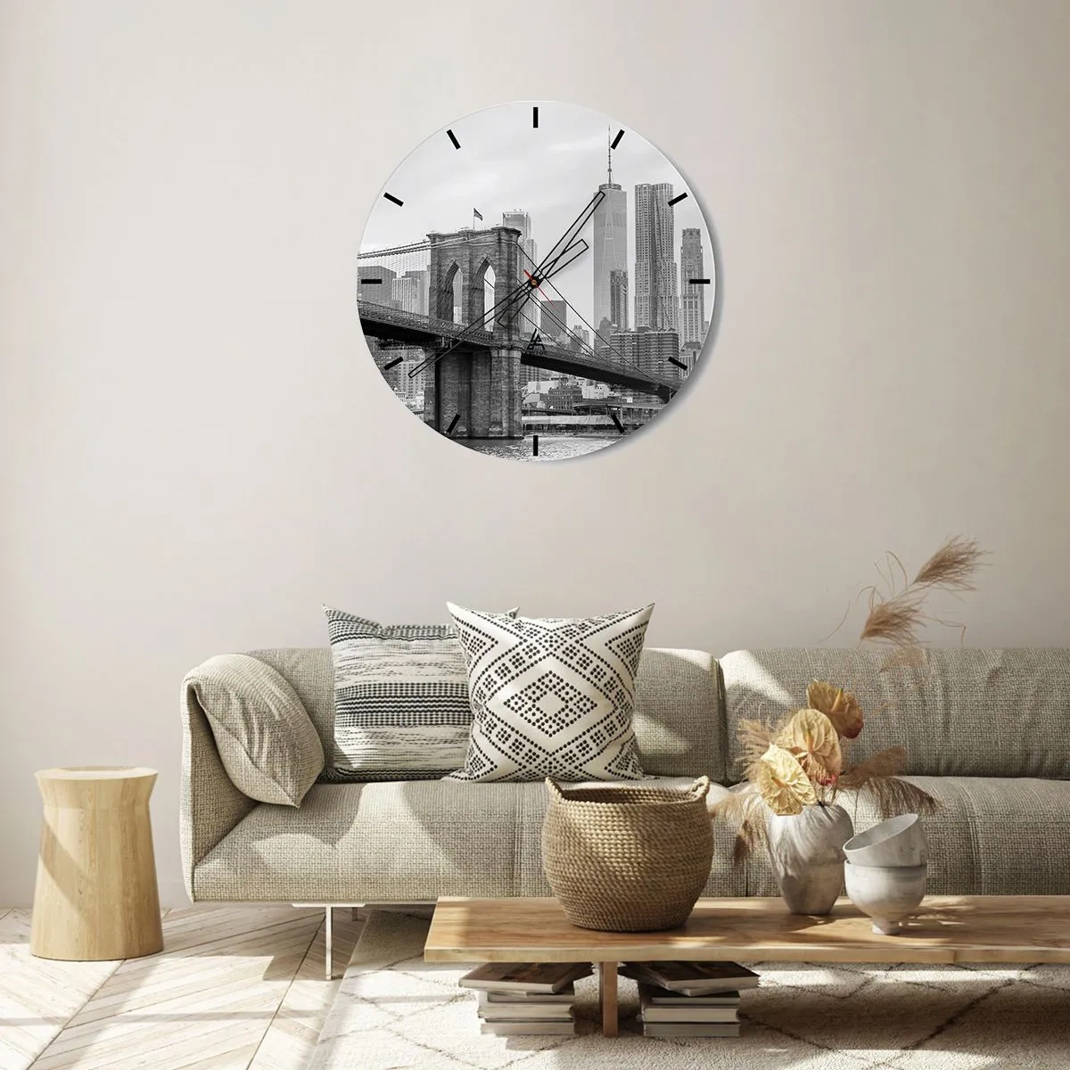 Väggklocka - Klocka på glas - Brooklynbron mot stadens silhuett i svartvitt - 30x30cm - New York stämning - Modern väggdekoration för vardagsrum, kök och sovrum ARTTOR