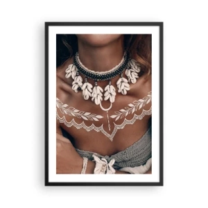 Affisch i svart ram - Porträtt av en kvinna med snäckhalsband och vit tatuering - 50x70cm - Kvinnlighetens talismaner, ritualer - Modern väggdekoration för vardagsrum och sovrum ARTTOR