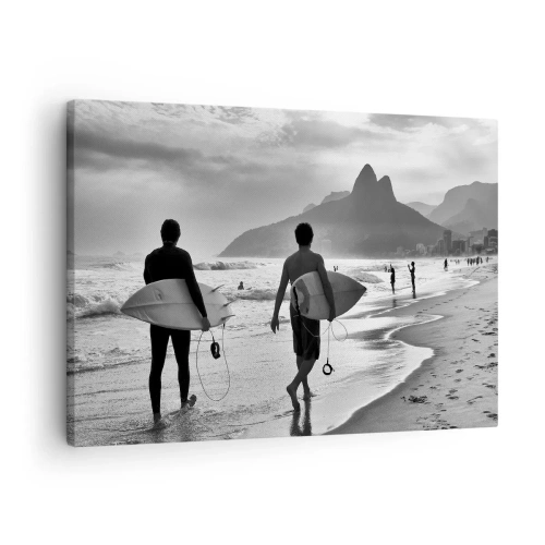 Canvastavla - Bild på duk - Två surfare som går på stranden med sina brädor i svartvitt. - 70x50cm - Samba för en våg - Modern väggdekoration för vardagsrum och sovrum ARTTOR