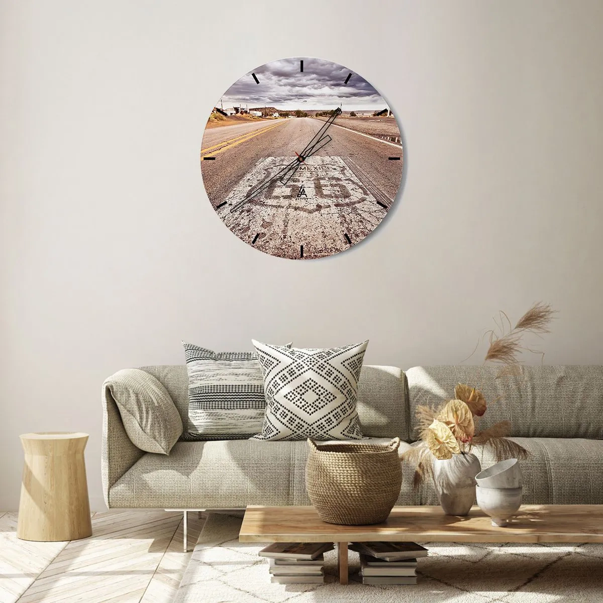 Väggklocka - Klocka på glas - Route 66 under en molnig himmel - 30x30cm - Mother Road - amerikanska legenden - Modern väggdekoration för vardagsrum, kök och sovrum ARTTOR