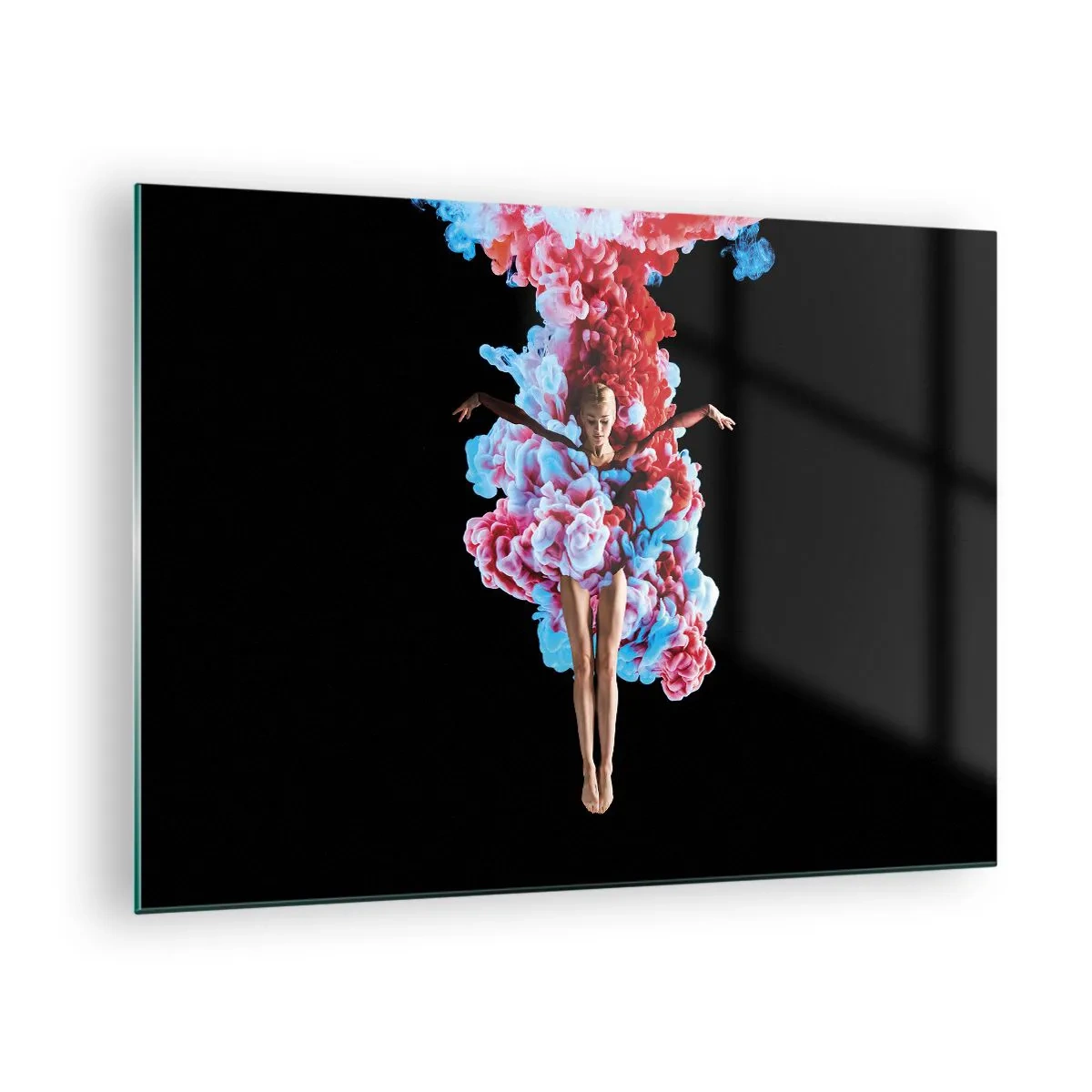 Glastavla - Bild på glas - En dansare omgiven av färgglad rök mot en svart bakgrund - 70x50cm - Fullt blommande - Modern väggdekoration för vardagsrum och sovrum ARTTOR