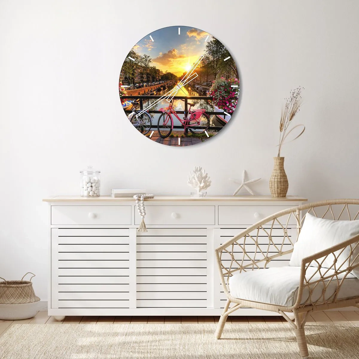 Väggklocka - Klocka på glas - Solnedgång över kanalen med en rosa cykel och blommor - 30x30cm - Vårmorgon i Amsterdam - Modern väggdekoration för vardagsrum, kök och sovrum ARTTOR