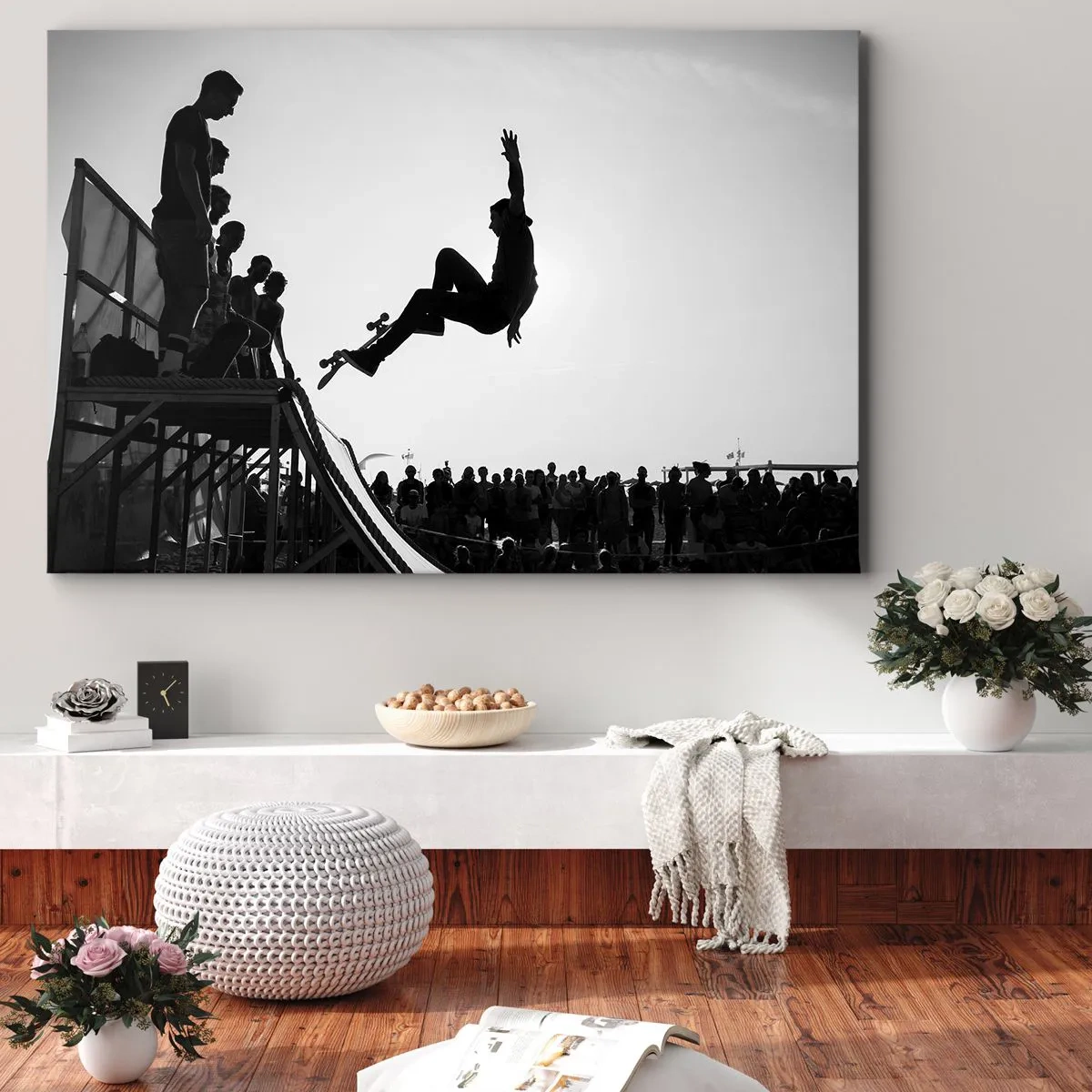 Canvastavla - Bild på duk - Svartvit skateboardscen på en ramp - 70x50cm - Hjältar och tittare - Modern väggdekoration för vardagsrum och sovrum ARTTOR