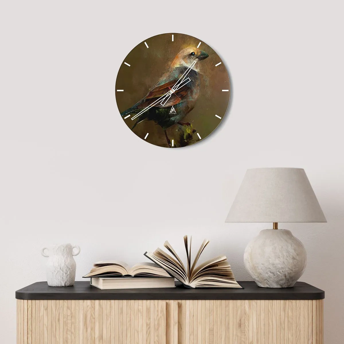 Väggklocka - Klocka på glas - En färgglad fågel mot en bakgrund i nyanser av brunt - 30x30cm - Gråsparv, en liten fågel - Modern väggdekoration för vardagsrum, kök och sovrum ARTTOR