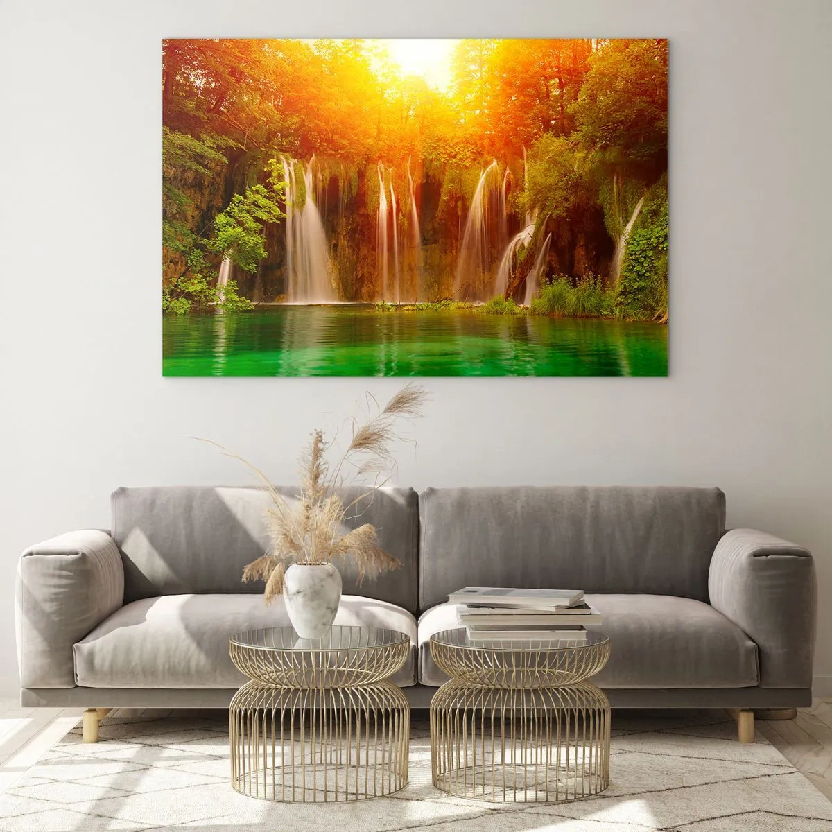 Glastavla - Bild på glas - Vattenfall i en solig skog med turkost vatten - 70x50cm - I solen och skuggan - Modern väggdekoration för vardagsrum och sovrum ARTTOR