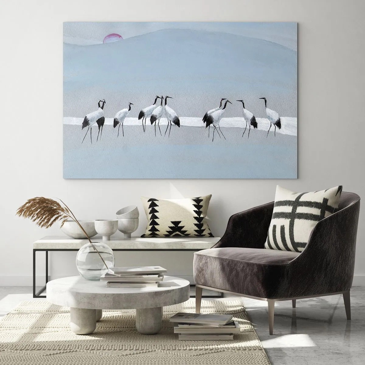 Glastavla - Bild på glas - En grupp tranor mot bakgrund av blå berg och en solnedgång - 70x50cm - Efter en het dag - Modern väggdekoration för vardagsrum och sovrum ARTTOR