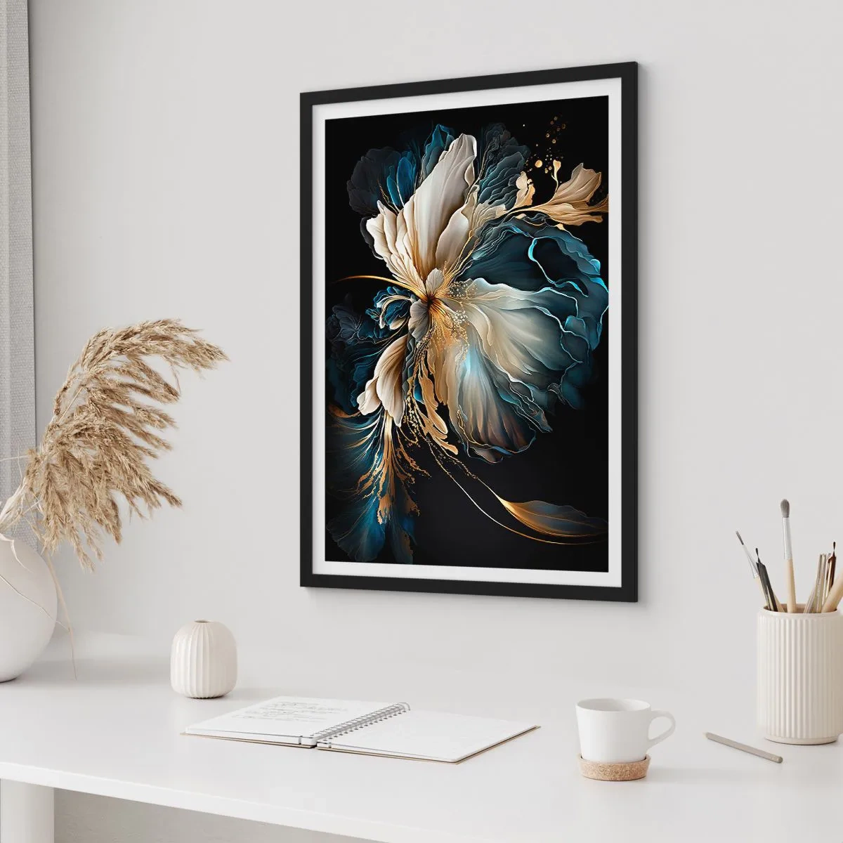 Affisch i svart ram - Ett elegant abstrakt blomsterarrangemang i guld och marinblått. - 50x70cm - Sagolik ormbunksblomma - Modern väggdekoration för vardagsrum och sovrum ARTTOR