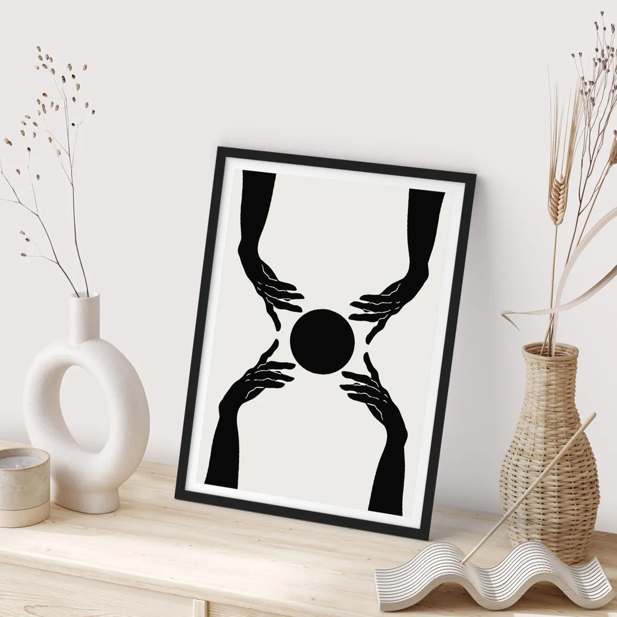 Affisch i svart ram - Svartvit grafik av en hand med en boll - 50x70cm - Ett hemligt tecken - Modern väggdekoration för vardagsrum och sovrum ARTTOR