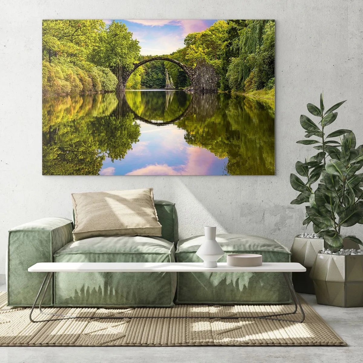 Glastavla - Bild på glas - En stenbro reflekterad i sjöns lugna yta - 70x50cm - På skarven mellan två världar - Modern väggdekoration för vardagsrum och sovrum ARTTOR