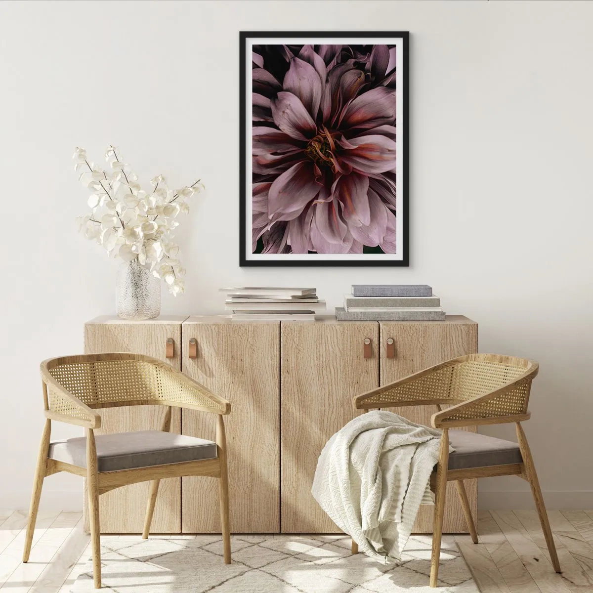 Affisch i svart ram - Närbilddetalj av en mörkrosa blomma - 50x70cm - Blommigt hjärta - Modern väggdekoration för vardagsrum och sovrum ARTTOR
