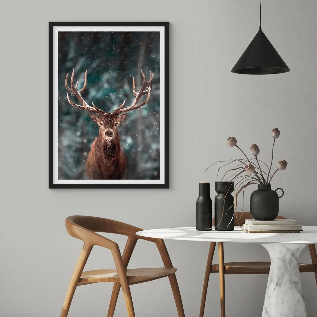 Affisch i svart ram - Porträtt av en hjort med imponerande horn mot bakgrund av en vinterskog - 50x70cm - Krönt skogens kung - Modern väggdekoration för vardagsrum och sovrum ARTTOR