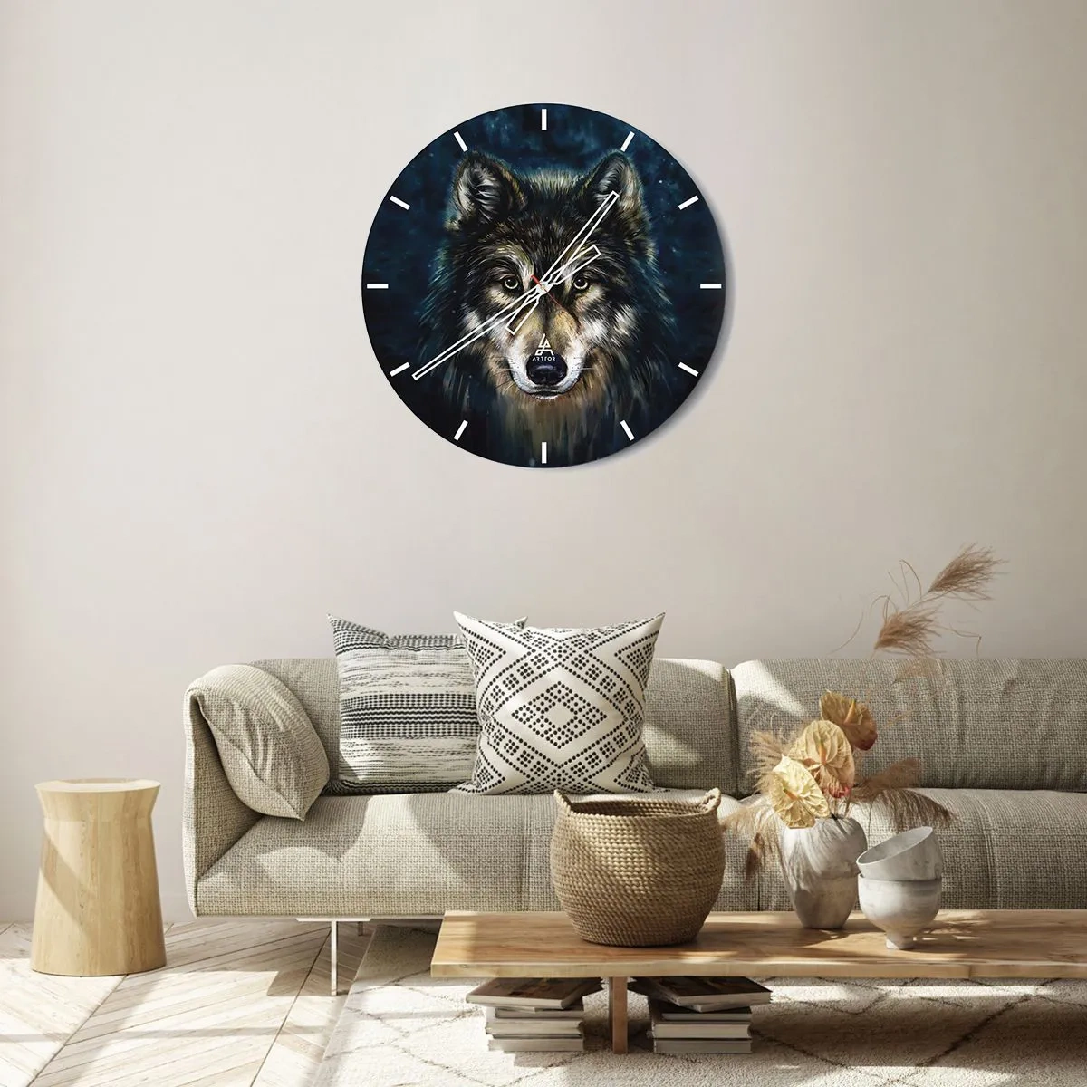 Väggklocka - Klocka på glas - Porträtt av en varg mot en mörkblå natthimmel - 30x30cm - Alfa? Och omega - Modern väggdekoration för vardagsrum, kök och sovrum ARTTOR