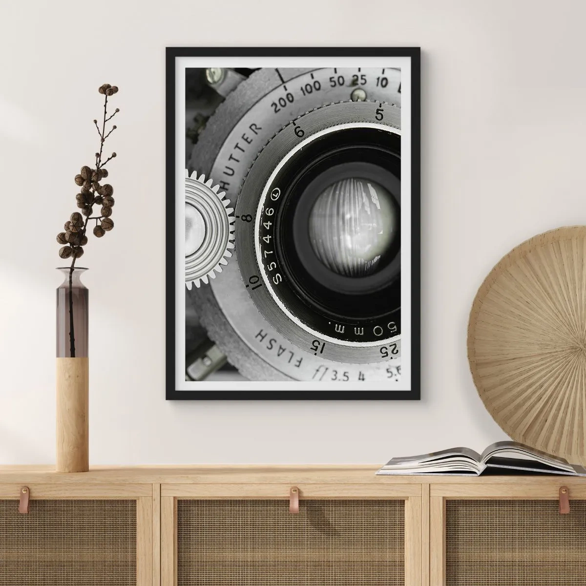 Affisch i svart ram - Närbild av ett kameraobjektiv med metalliska detaljer - 50x70cm - En berättelse om Hollywood - Modern väggdekoration för vardagsrum och sovrum ARTTOR