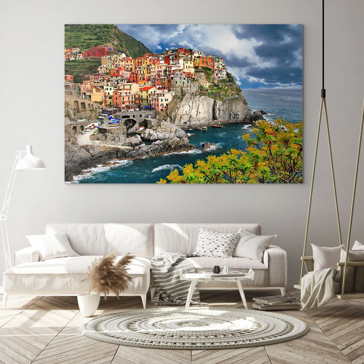 Glastavla - Bild på glas - En färgglad stad på en klippa vid havet - 70x50cm - I bergets famn - Modern väggdekoration för vardagsrum och sovrum ARTTOR