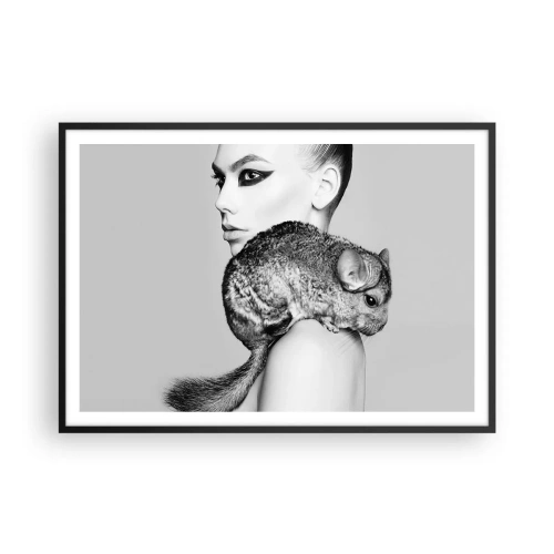 Affisch i svart ram - Dam med chinchilla - 100x70 cm