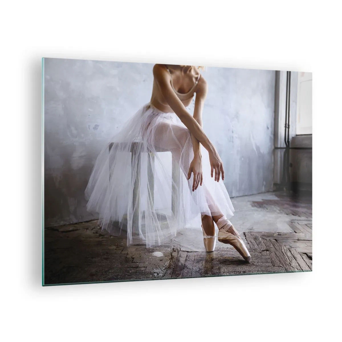 Glastavla - Bild på glas - En ballerina i tyllkjol vilar i hallen - 70x50cm - Innan rampljuset tänds - Modern väggdekoration för vardagsrum och sovrum ARTTOR