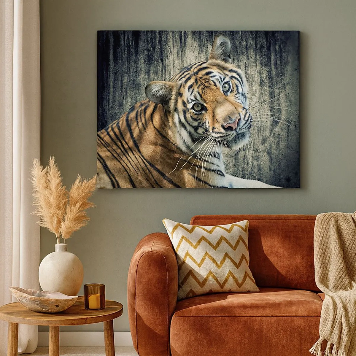 Canvastavla - Bild på duk - En tiger som ligger mot en grov texturerad vägg - 70x50cm - Porträtt i ljusstrålar - Modern väggdekoration för vardagsrum och sovrum ARTTOR