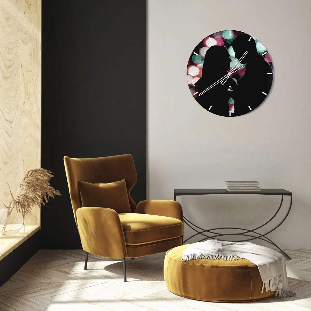 Väggklocka - Klocka på glas - Silhuetter av ett par mot en bakgrund av färgglada bokeh-ljus - 30x30cm - Ja! - Modern väggdekoration för vardagsrum, kök och sovrum ARTTOR