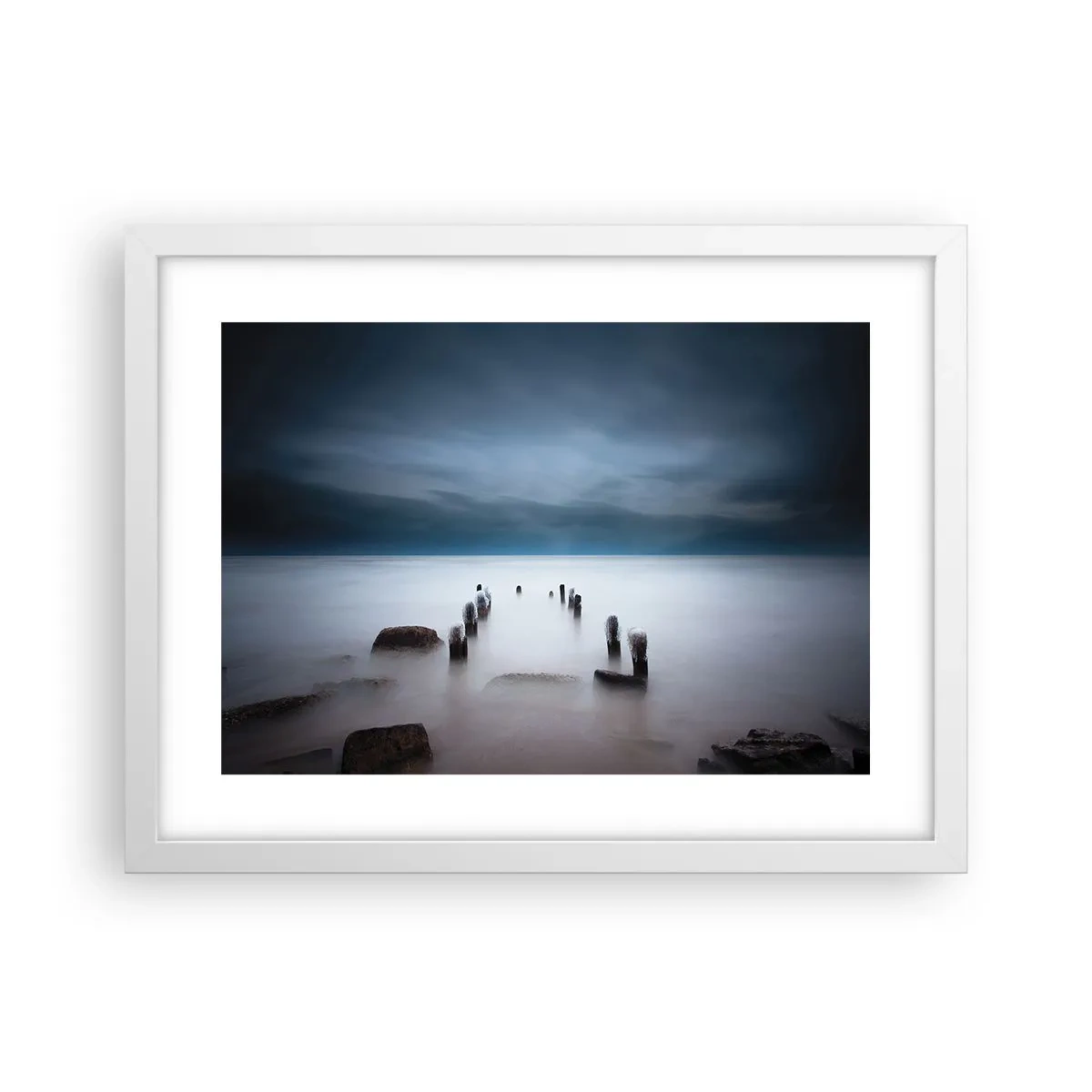 Affisch i vit ram - Fundersam sjö - 40x30 cm