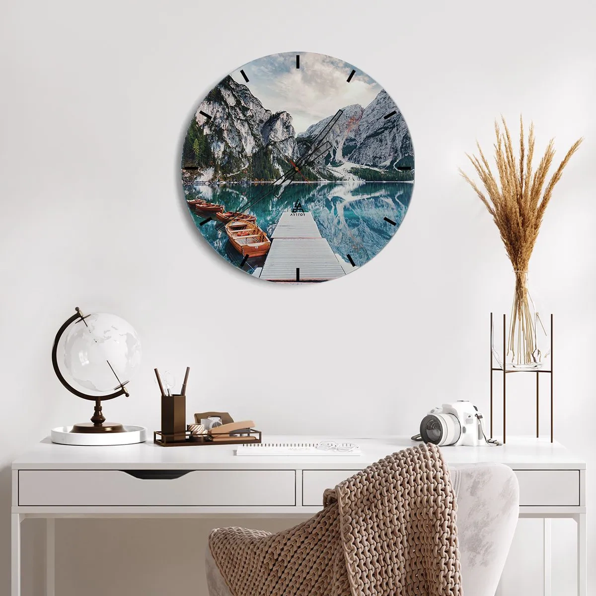 Väggklocka - Klocka på glas - En träbrygga och båtar mot bakgrund av en fjällsjö - 30x30cm - Vi visar dig skönhet - Modern väggdekoration för vardagsrum, kök och sovrum ARTTOR