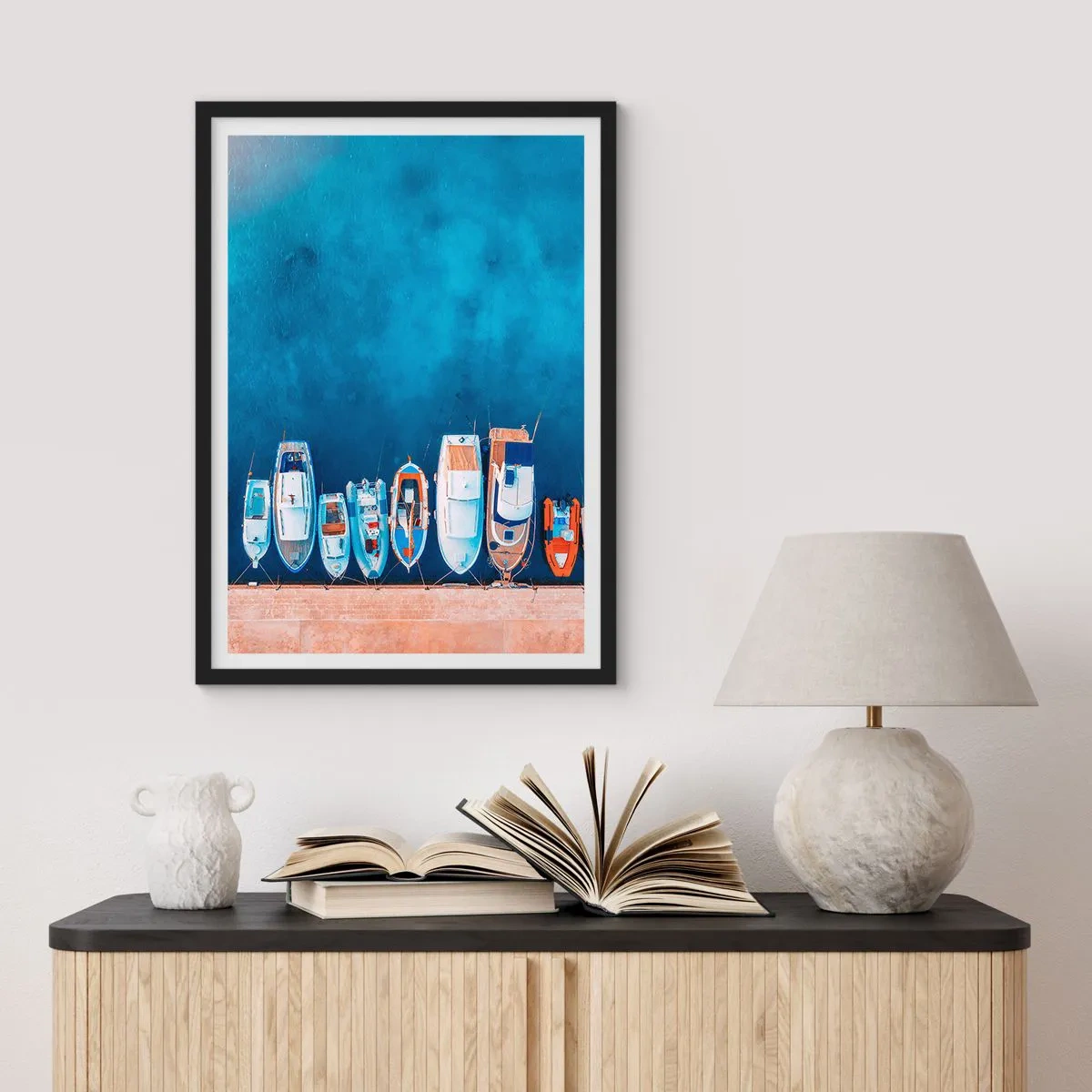 Affisch i svart ram - En fågelperspektiv av båtar förtöjda i en blå vik - 50x70cm - I en rad - Modern väggdekoration för vardagsrum och sovrum ARTTOR