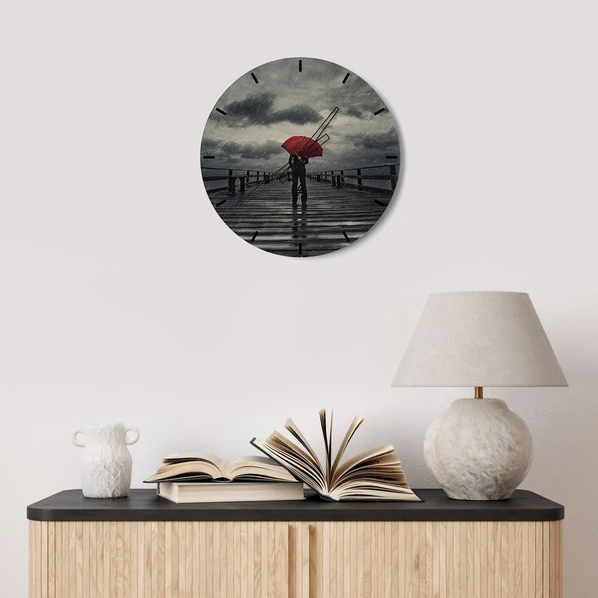 Väggklocka - Klocka på glas - En person med ett rött paraply på en pir en regnig dag. - 30x30cm - Det gör inget att det regnar - Modern väggdekoration för vardagsrum, kök och sovrum ARTTOR