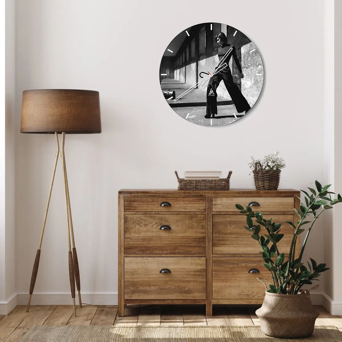 Väggklocka - Klocka på glas - Svartvitt fotografi av en kvinna i en snygg outfit i en industriell miljö. - 30x30cm - Stadselegans - Modern väggdekoration för vardagsrum, kök och sovrum ARTTOR