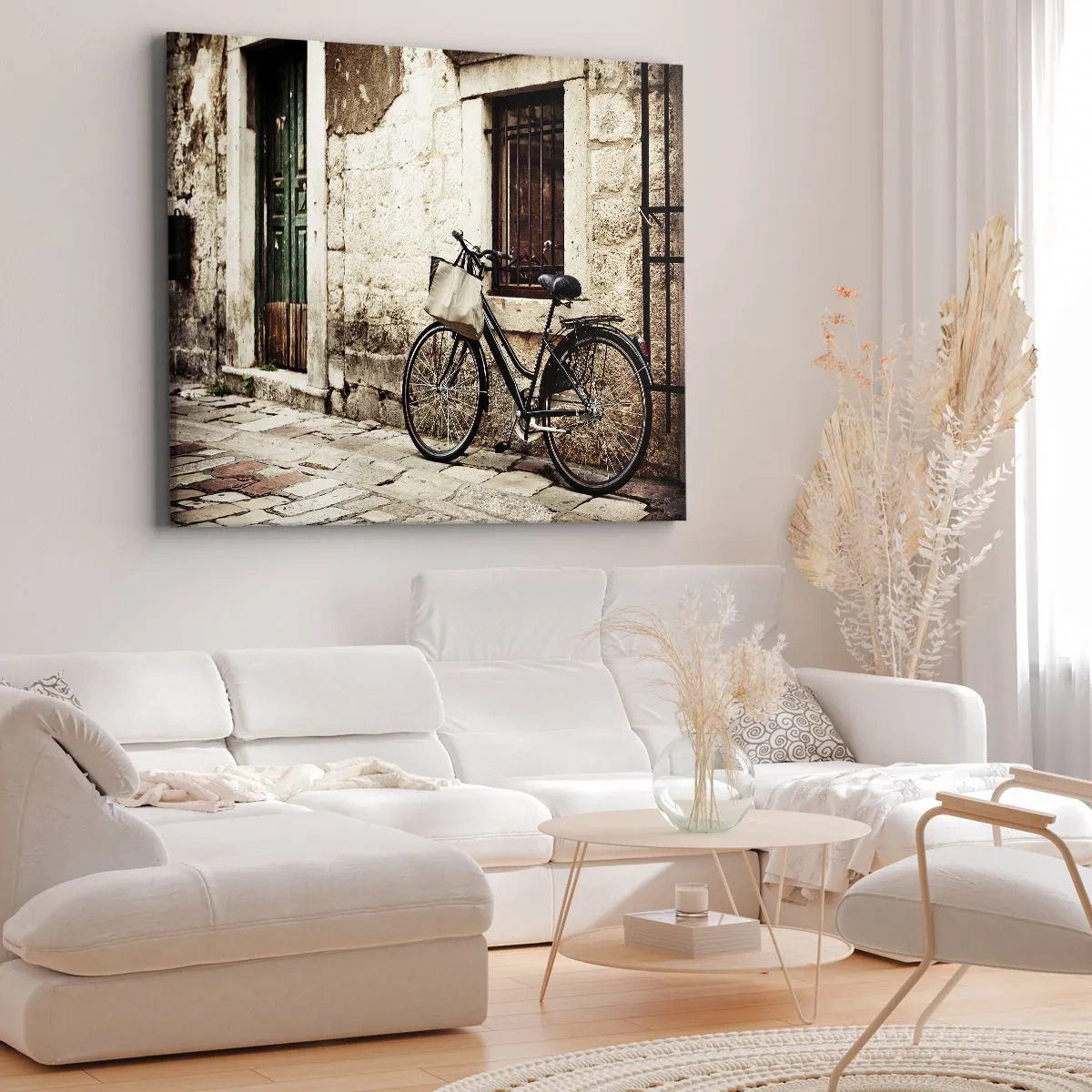 Canvastavla - Bild på duk - En cykel mot en stenmur med ett fönster och en dörr i retrostil - 70x50cm - Tillbaka till det förflutna - Modern väggdekoration för vardagsrum och sovrum ARTTOR