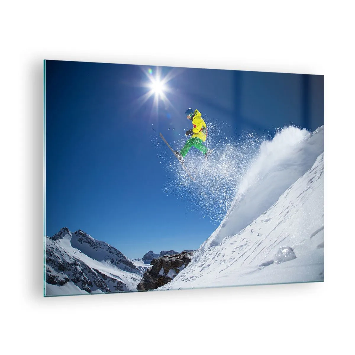 Glastavla - Bild på glas - En skidåkare i aktion mot bakgrund av snötäckta berg - 70x50cm - Dansar med fjällen - Modern väggdekoration för vardagsrum och sovrum ARTTOR