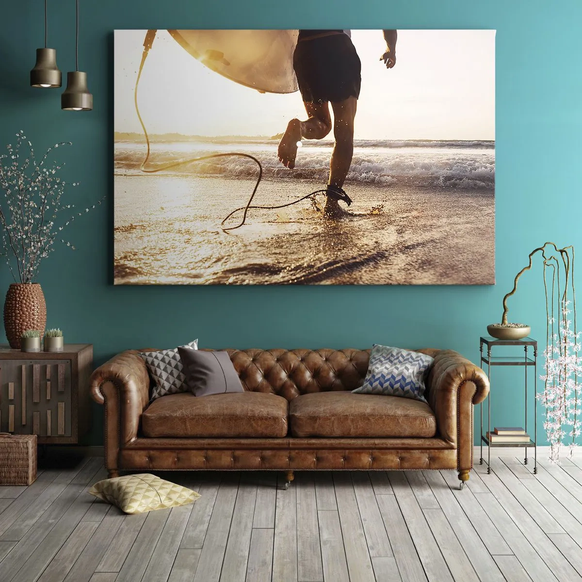 Canvastavla - Bild på duk - En surfare springer längs stranden med sin bräda i solskenet. - 70x50cm - Möta vågorna - Modern väggdekoration för vardagsrum och sovrum ARTTOR