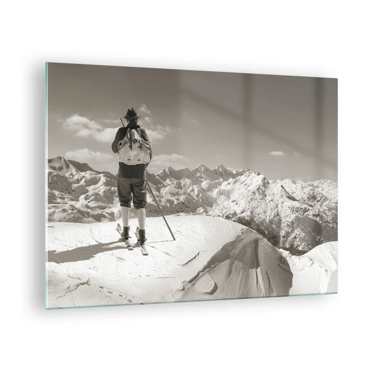 Glastavla - Bild på glas - Skidåkare på en bergstopp i svartvitt - 70x50cm - Och fjällen är samma - Modern väggdekoration för vardagsrum och sovrum ARTTOR