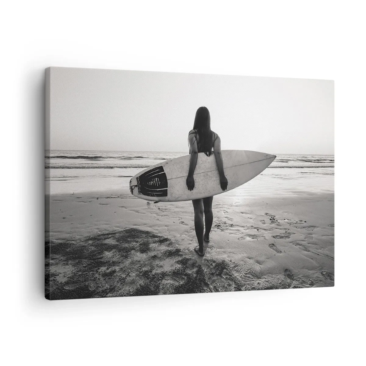 Canvastavla - Bild på duk - Kvinna med surfbräda på stranden i svartvitt - 70x50cm - Havsvågens dotter - Modern väggdekoration för vardagsrum och sovrum ARTTOR