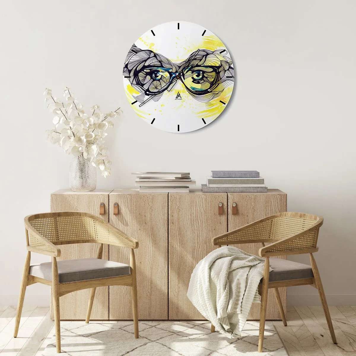 Väggklocka - Klocka på glas - Blå glasögon i konstnärlig stil med geometriska detaljer och gul bakgrund. - 30x30cm - Genom blåa glasögon - Modern väggdekoration för vardagsrum, kök och sovrum ARTTOR