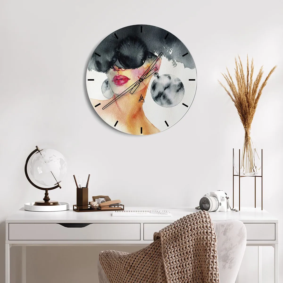Väggklocka - Klocka på glas - Porträtt av en kvinna med glasögon och stora örhängen, akvarell - 30x30cm - Elegansens hemlighet - Modern väggdekoration för vardagsrum, kök och sovrum ARTTOR