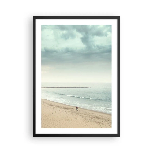 Affisch i svart ram - En ensam gestalt vandrar längs havsstranden under en mulen himmel. - 50x70cm - På jakt efter frid - Modern väggdekoration för vardagsrum och sovrum ARTTOR