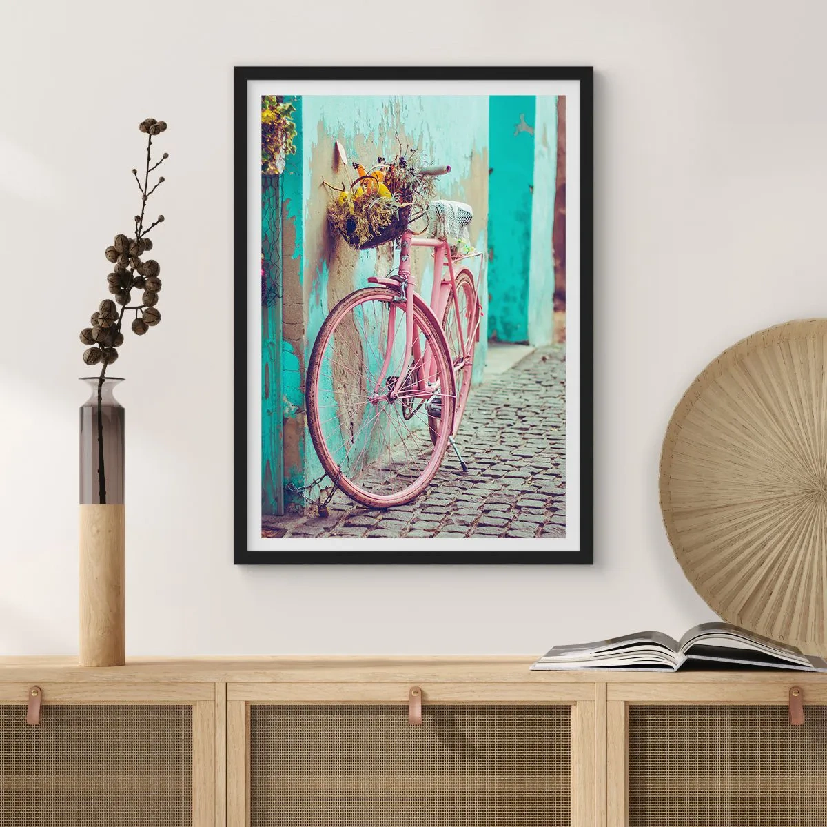 Affisch i svart ram - En rosa cykel med en korg på en lantlig gata - 50x70cm - Strax tillbaka - Modern väggdekoration för vardagsrum och sovrum ARTTOR