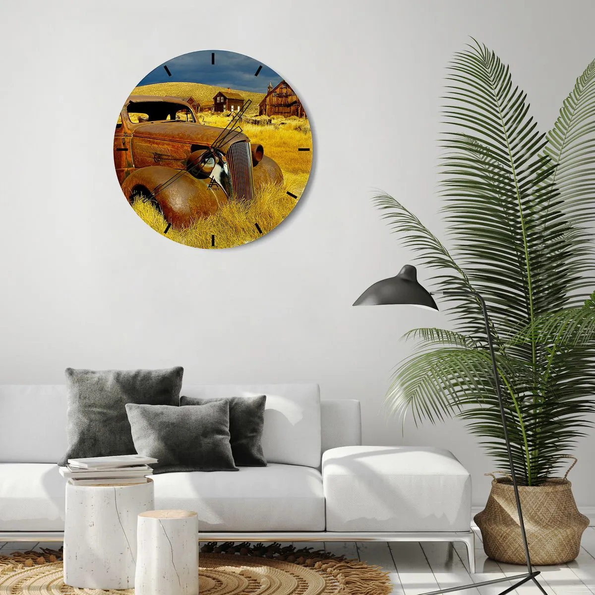 Väggklocka - Klocka på glas - En gammal rostig bil mot bakgrund av en övergiven by - 30x30cm - Välförtjänt vila - Modern väggdekoration för vardagsrum, kök och sovrum ARTTOR