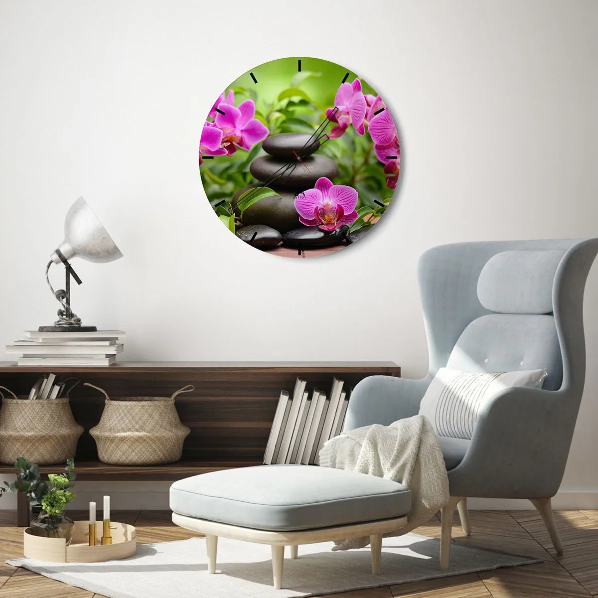 Väggklocka - Klocka på glas - Svarta stenar och rosa orkidéer mot en grön bakgrund - 30x30cm - Lugnets pyramid - Modern väggdekoration för vardagsrum, kök och sovrum ARTTOR