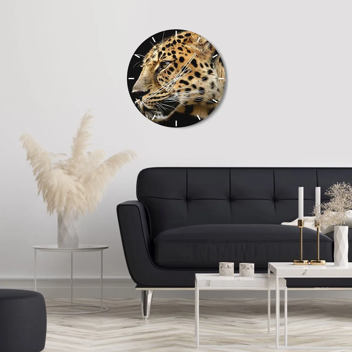 Väggklocka - Klocka på glas - Närbild av en leopards huvud mot en svart bakgrund - 30x30cm - Lugn, fokuserad, redo - Modern väggdekoration för vardagsrum, kök och sovrum ARTTOR