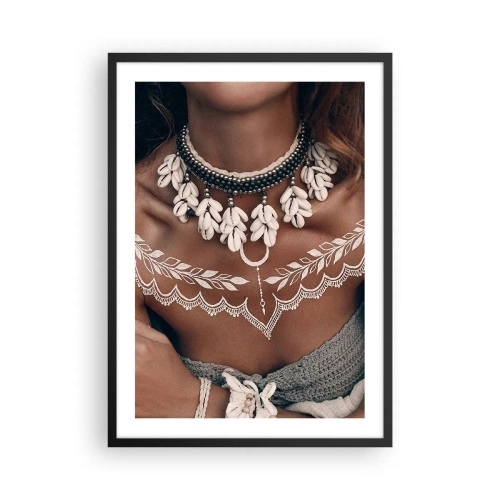 Affisch i svart ram - Porträtt av en kvinna med snäckhalsband och vit tatuering - 50x70cm - Kvinnlighetens talismaner, ritualer - Modern väggdekoration för vardagsrum och sovrum ARTTOR