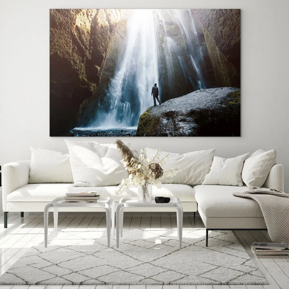 Glastavla - Bild på glas - En man som står på en sten framför ett kraftfullt vattenfall i solljuset - 70x50cm - Proportioner återställs - Modern väggdekoration för vardagsrum och sovrum ARTTOR