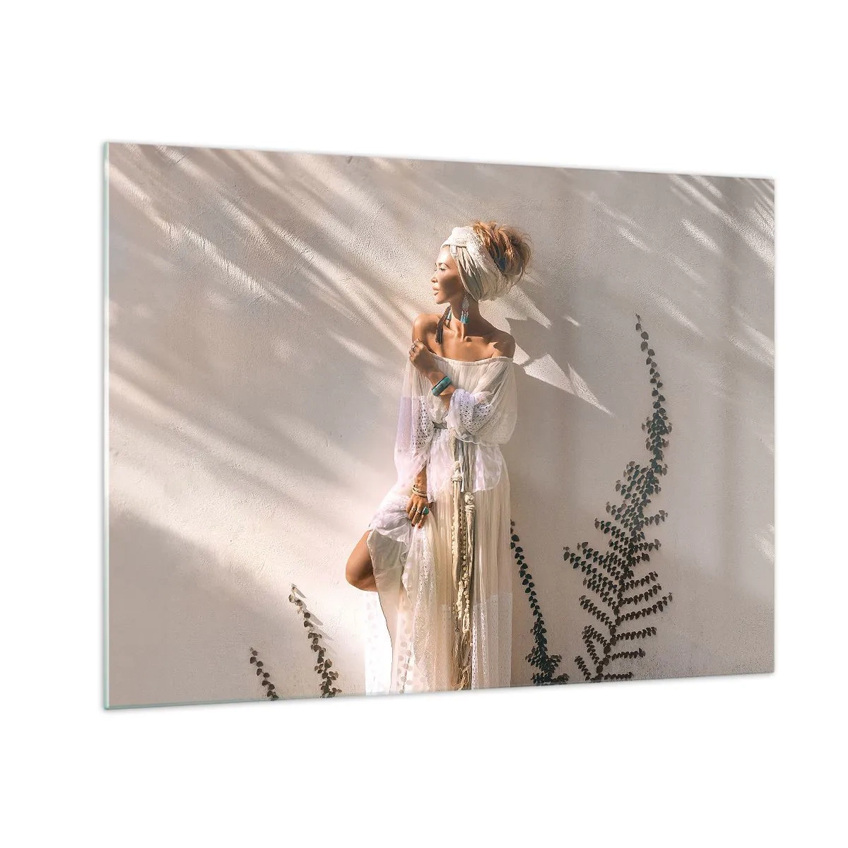 Glastavla - Bild på glas - En kvinna i boho-stil mot bakgrund av en ljus vägg och växtskuggor - 70x50cm - Solen och flickan - Modern väggdekoration för vardagsrum och sovrum ARTTOR