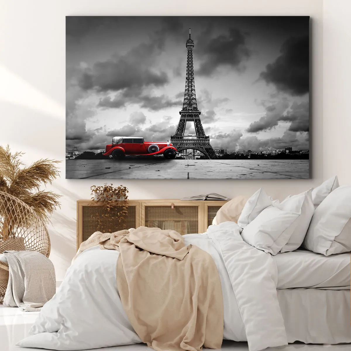Canvastavla - Bild på duk - Röd retrobil framför Eiffeltornet i svartvitt - 70x50cm - Inte så länge sedan i Paris - Modern väggdekoration för vardagsrum och sovrum ARTTOR