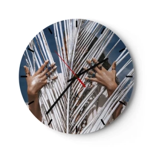 Väggklocka - Klocka på glas - Händer dekorerade med ringar bakom vita palmblad - 30x30cm - Schamanens flickvän? - Modern väggdekoration för vardagsrum, kök och sovrum ARTTOR