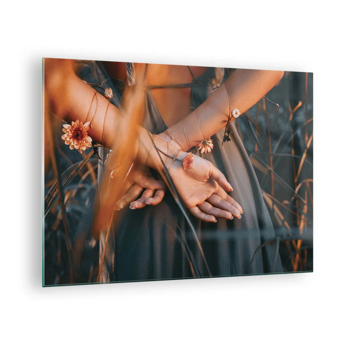 Glastavla - Bild på glas - Närbild av en kvinnas knäppta händer med blommor mot en gräsbevuxen bakgrund - 70x50cm - Bunden till naturen - Modern väggdekoration för vardagsrum och sovrum ARTTOR