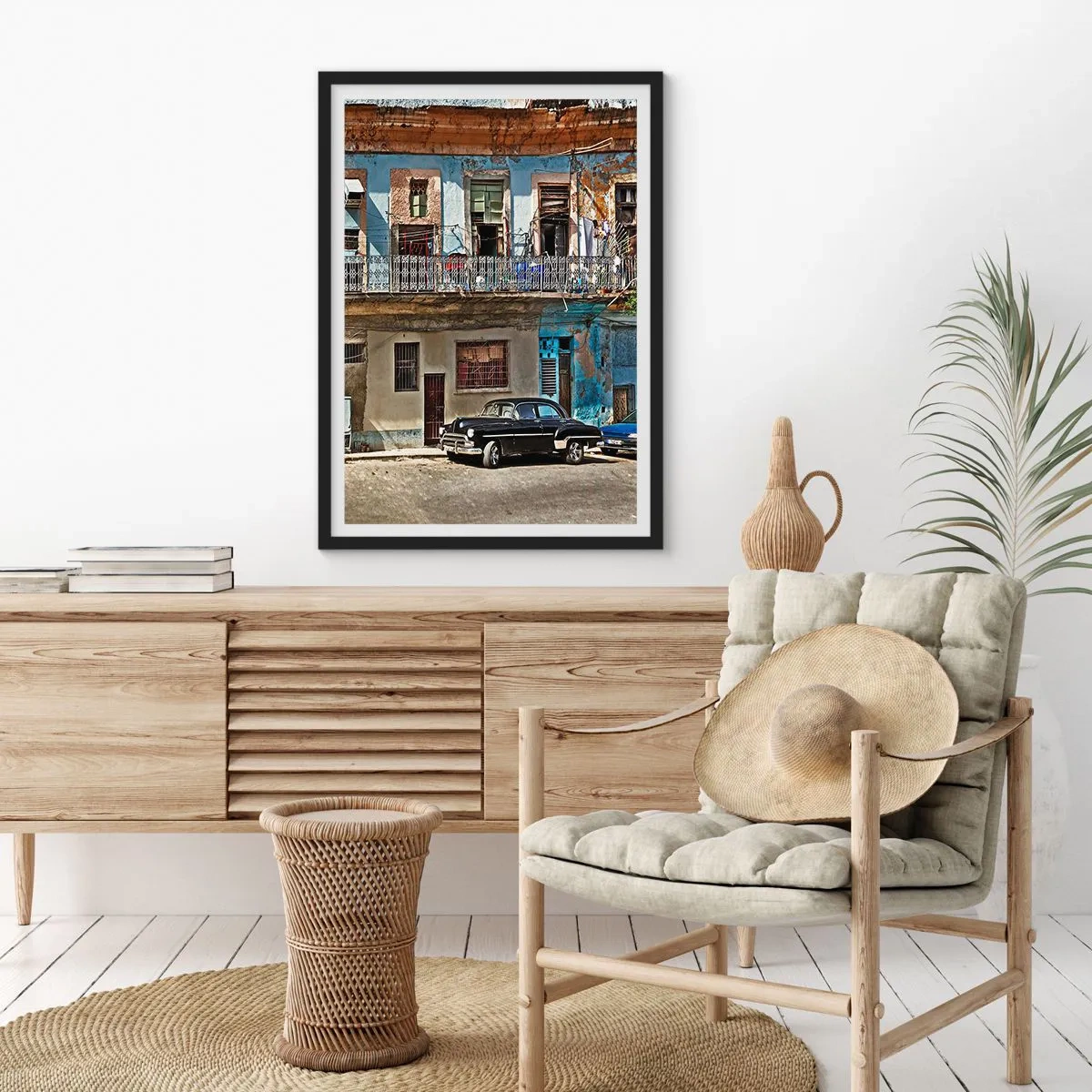 Affisch i svart ram - Ett gammalt hyreshus med en klassisk bil - 50x70cm - Havana stämning - Modern väggdekoration för vardagsrum och sovrum ARTTOR
