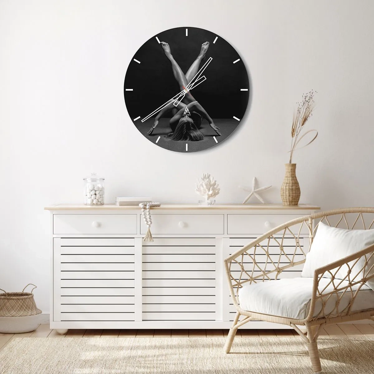 Väggklocka - Klocka på glas - Konstnärlig silhuett av en kvinna i en dynamisk pose mot en svart bakgrund - 30x30cm - Nakenhetens geometri - Modern väggdekoration för vardagsrum, kök och sovrum ARTTOR