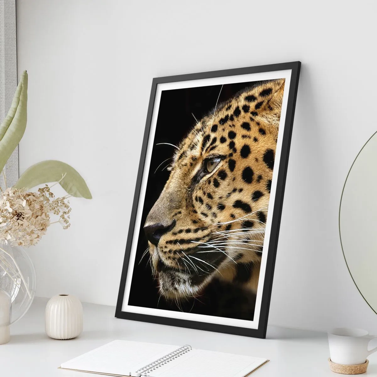 Affisch i svart ram - Profil av en leopard mot en mörk bakgrund - 50x70cm - Lugn, fokuserad, redo - Modern väggdekoration för vardagsrum och sovrum ARTTOR