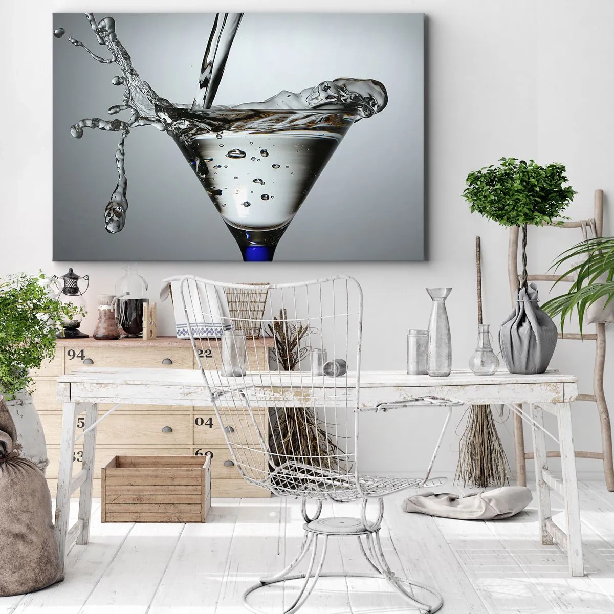 Canvastavla - Bild på duk - Martiniglas med dynamiskt vattenstänk mot en ljus bakgrund. - 70x50cm - Vid glasets kant - Modern väggdekoration för vardagsrum och sovrum ARTTOR