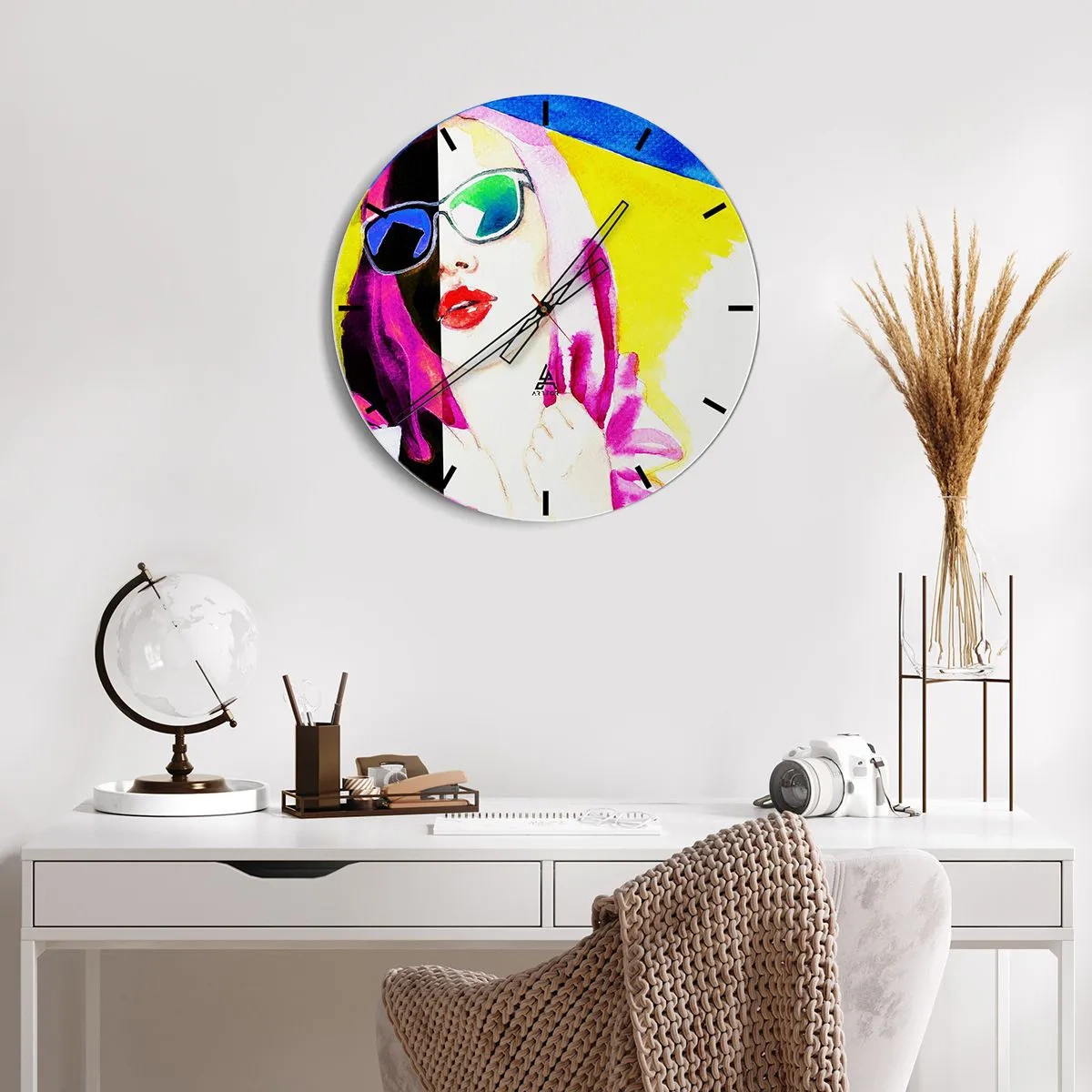 Väggklocka - Klocka på glas - Kvinna med popkonstglasögon - 30x30cm - Jag är varken vit eller svart - Modern väggdekoration för vardagsrum, kök och sovrum ARTTOR